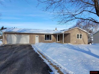 908 908 Hillside Ln, Nicollet, MN 56074