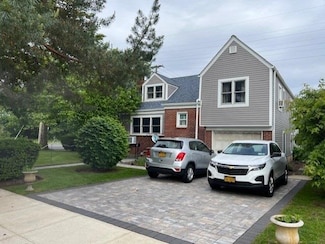 1 Jean Ct, Malverne, NY 11565