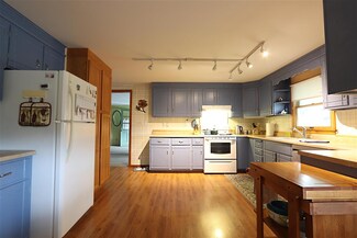 27 Crestwood Dr, Saint Johnsbury, VT 05819