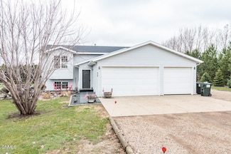 8105 Irish Ln, Bismarck, ND 58504