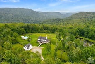 470 Harrington Dr, Austerlitz, NY 12017