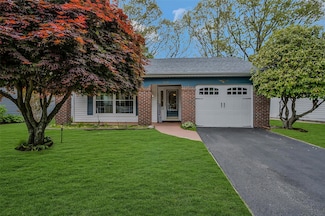 209 Kingston Dr, Ridge, NY 11961