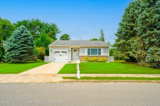 18 Pembroke Ln, Toms River, NJ 08757