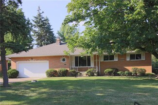 537 E Parkhaven Dr, Seven Hills, OH 44131