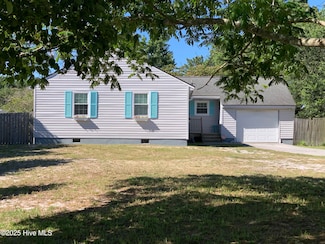 101 Avon Dr, Hubert, NC 28539