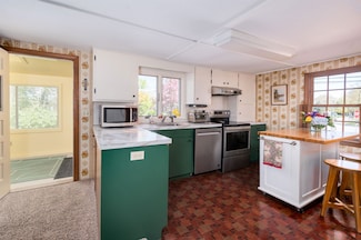 98 Old Stage Rd, Madbury, NH 03823