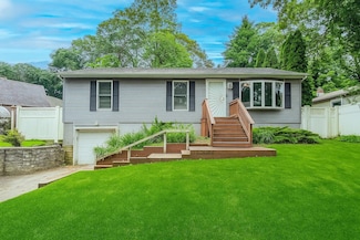 14 Hampton Rd, Sound Beach, NY 11789
