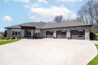 900 Woodcrest Heights Dr, Menasha, WI 54952