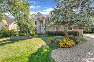203 Falling Brook Dr, Troy, MI 48098