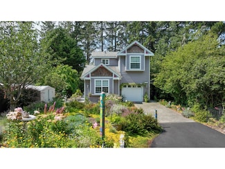 38 3rd St W, Chinook, WA 98614