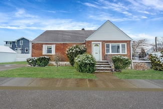 51 Vinton St, Long Beach, NY 11561