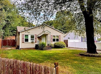 31 Champlin St, Ronkonkoma, NY 11779