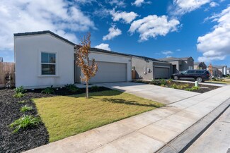 1020 Wayfarer Ln W, Madera, CA 93636