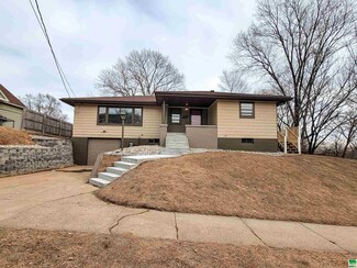 1616 Isabella St, Sioux City, IA 51103
