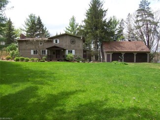 1553 Lake Crest Dr, Roaming Shores, OH 44084