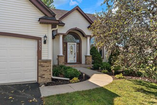 9335 Parkside Dr, Woodbury, MN 55125