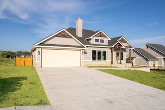 124 E Magnolia Cir, La Vernia, TX 78121