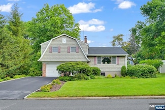 2 Clover Ct, Montvale, NJ 07645