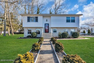 12 Golfview Dr, Neptune, NJ 07753