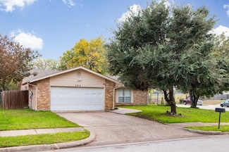 704 Thomas Chapel Dr, Arlington, TX 76014
