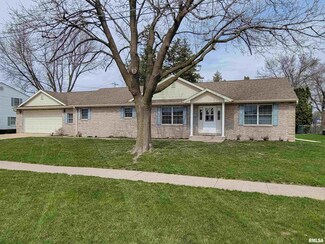 304 E 10th St, de Witt, IA 52742