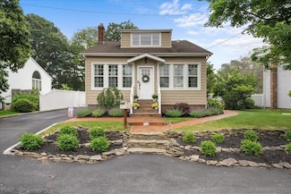 728 Hyman Ave, West Islip, NY 11795