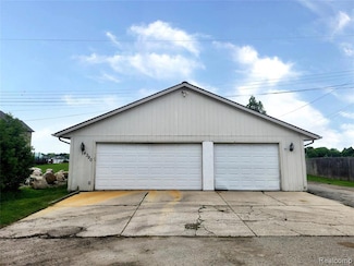 4390 Cass Elizabeth Rd, Waterford, MI 48328