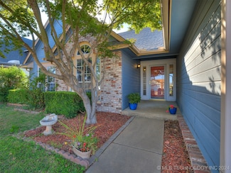5116 S Spruce Dr, Sand Springs, OK 74063