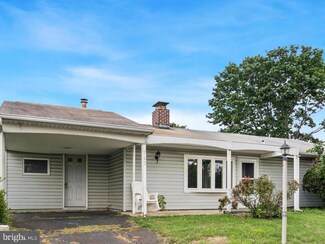 162 Farmbrook Dr, Levittown, PA 19055