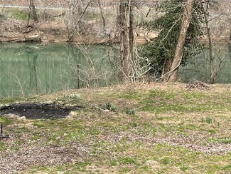 2307 River Haven Rd, Clendenin, WV 25045