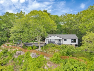 10 Mull Berry Dr, Gales Ferry, CT 06335