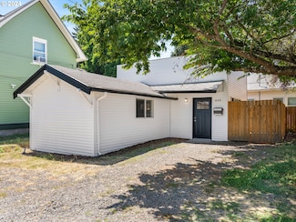 838 SE Tacoma St, Portland, OR 97202