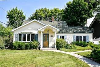 5 Rolling Ln, Levittown, NY 11756