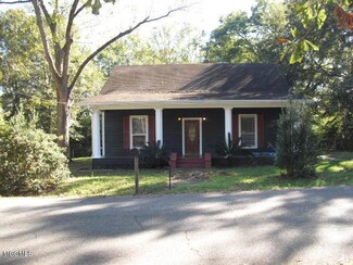 702 Bond Ave E, Wiggins, MS 39577