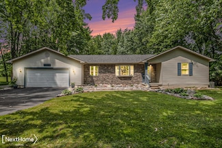 8122 Beecher Rd, Flushing, MI 48433