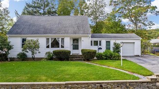 30 Oakland Dr, West Warwick, RI 02893