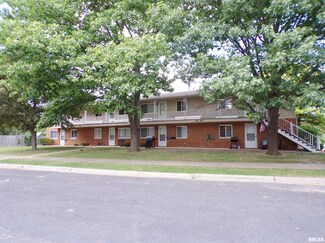 805 W Pine Hill Ln, Peoria, IL 61614