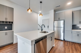 627 N Lancaster Ave Unit 105, Dallas, TX 75203