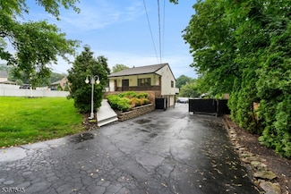 752 Ratzer Rd, Wayne, NJ 07470