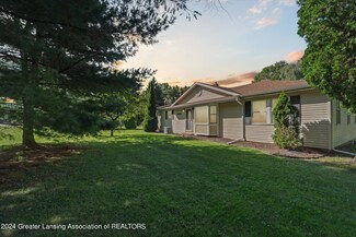 5828 Lake Dr, Haslett, MI 48840