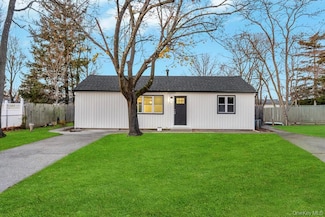 27 Ash St, Central Islip, NY 11722