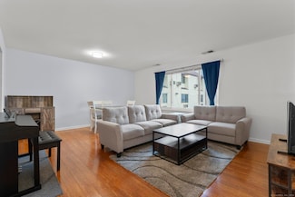 2 Washington Ct Unit 4, Stamford, CT 06902