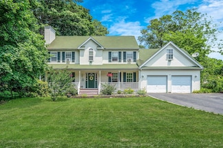 4 Ariel Ct, Rocky Point, NY 11778