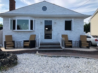 46 Knoll St, Lindenhurst, NY 11757
