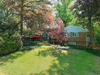 89 Papermill Rd, Manhasset, NY 11030