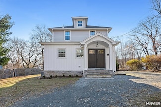 17 Lakeview Ave, Park Ridge, NJ 07656