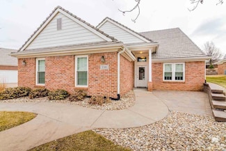 1510 Williamsburg Dr, Manhattan, KS 66502