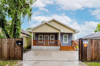 110 Amundsen St, Houston, TX 77009