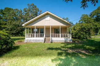 220 W Batson Ave, Wiggins, MS 39577