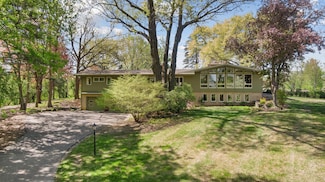 4 Ski Ln, Saint Paul, MN 55127